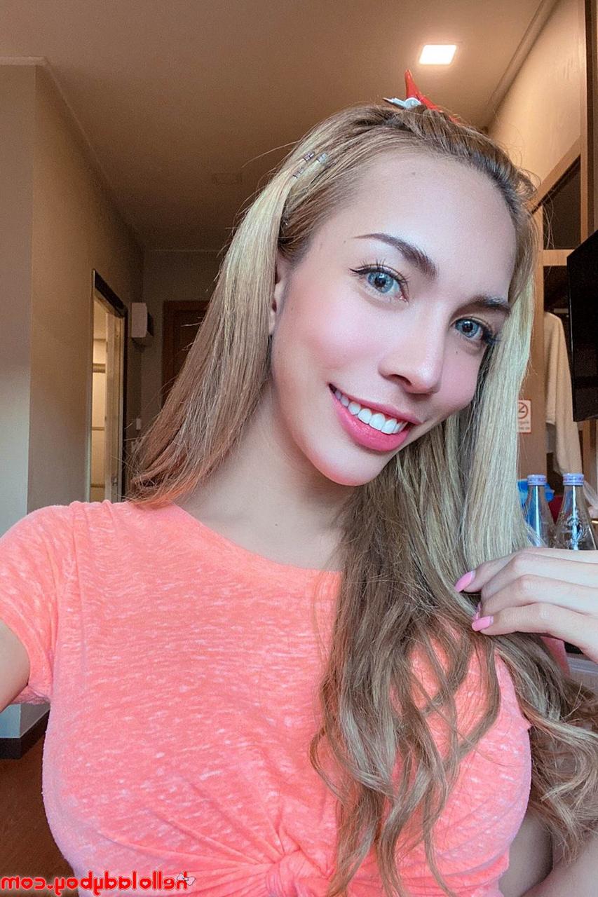 20P Ladyboy asiática de olhos azuis mostra sua figura atraente e posa provocativamente
