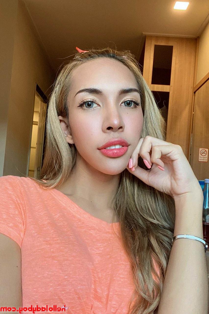 20P Ladyboy asiática de olhos azuis mostra sua figura atraente e posa provocativamente