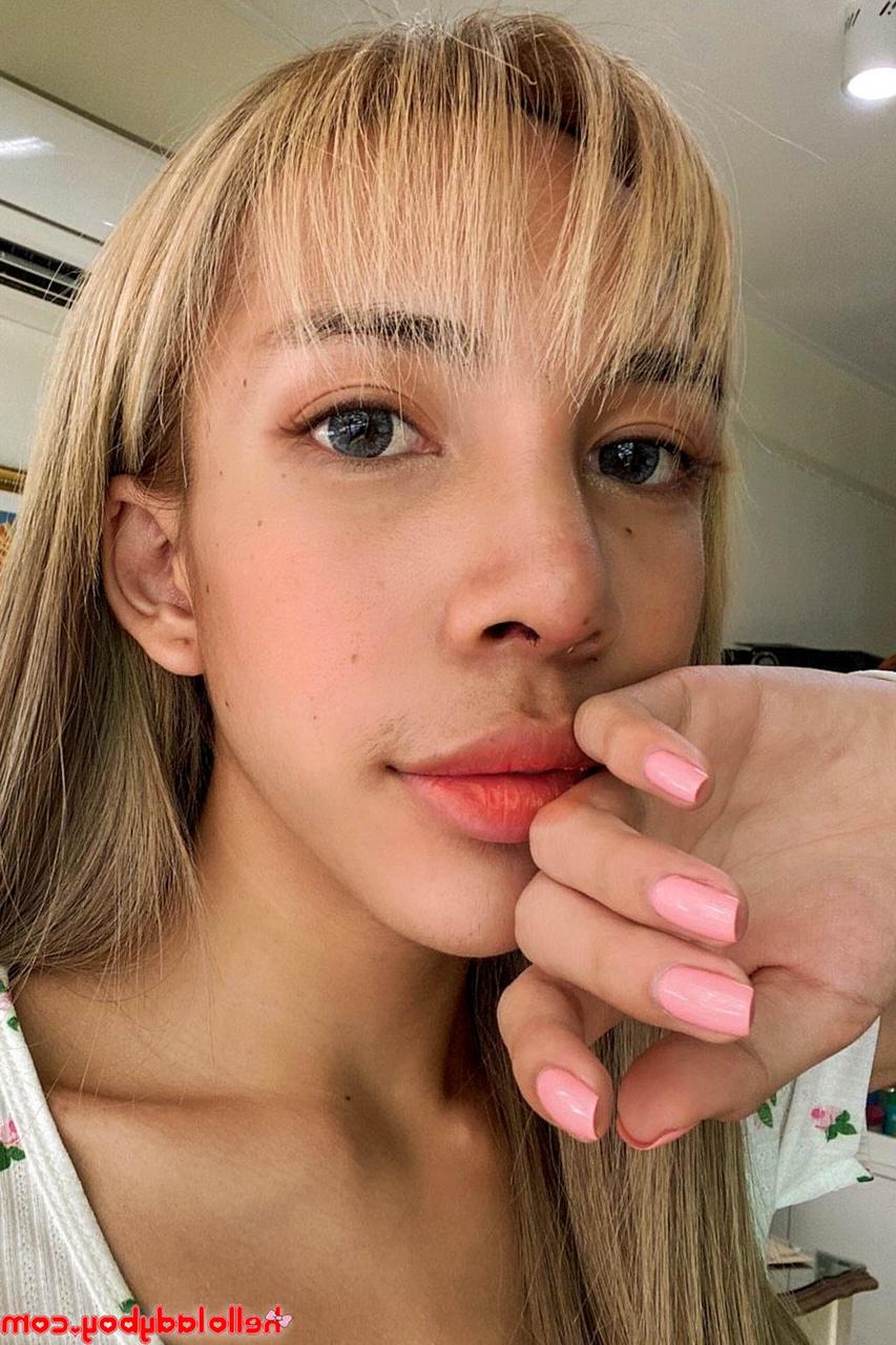 20P Ladyboy asiática de olhos azuis mostra sua figura atraente e posa provocativamente