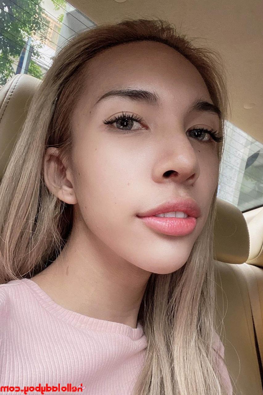 20P Ladyboy asiática de olhos azuis mostra sua figura atraente e posa provocativamente