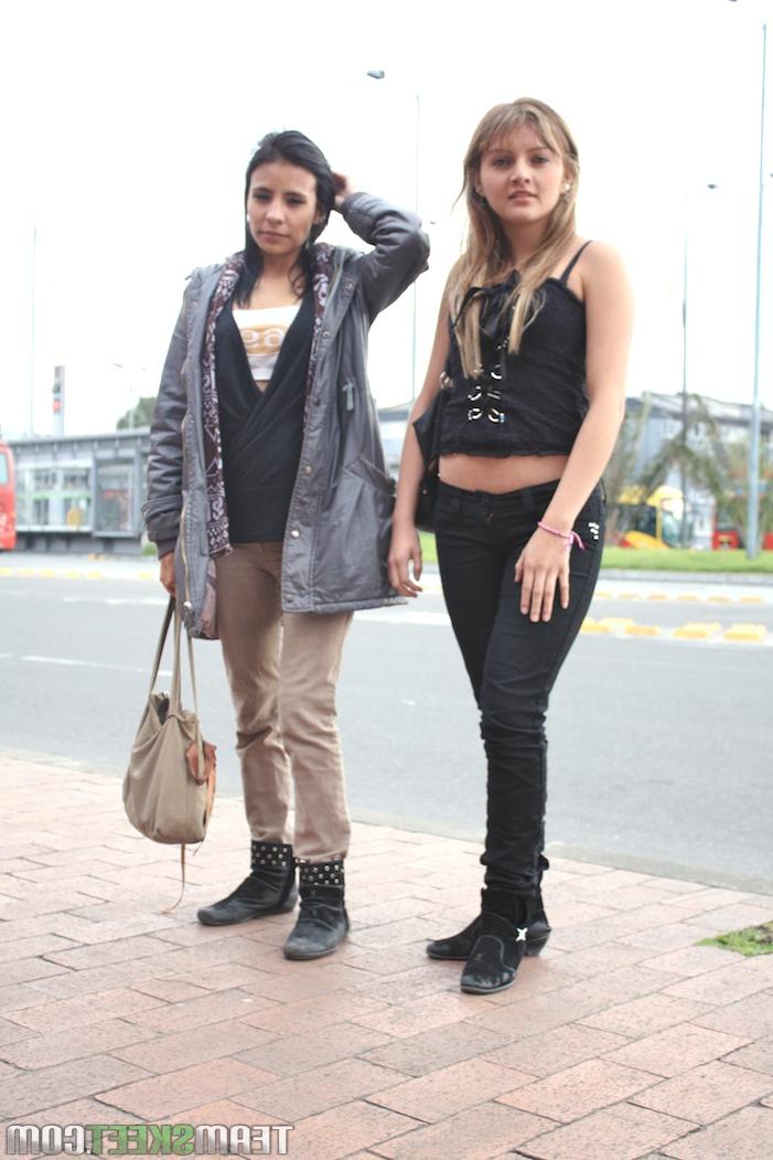 17P Lilly et Abril Santamaria, Latinas de 18 ans, se lèchent la chatte.