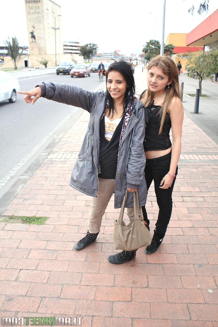 17P Lilly et Abril Santamaria, Latinas de 18 ans, se lèchent la chatte.