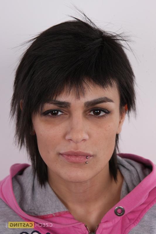 20P La punk Zuzana se sienta en un taburete después de desnudarse totalmente