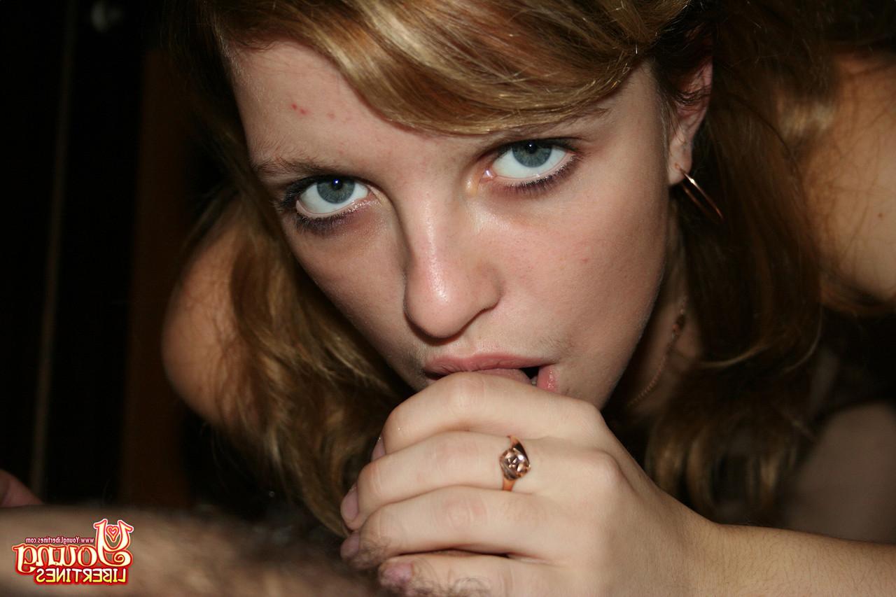 20P Simona, une jeune amateur, taille une pipe en POV et se fait pilonner en levrette.