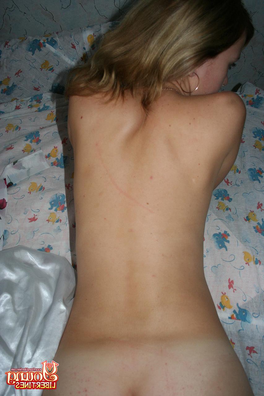 20P Simona, une jeune amateur, taille une pipe en POV et se fait pilonner en levrette.