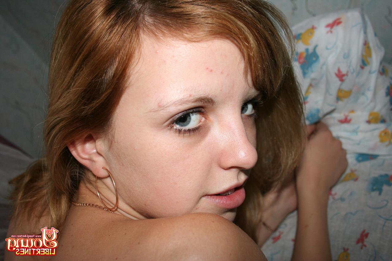 20P Simona, une jeune amateur, taille une pipe en POV et se fait pilonner en levrette.