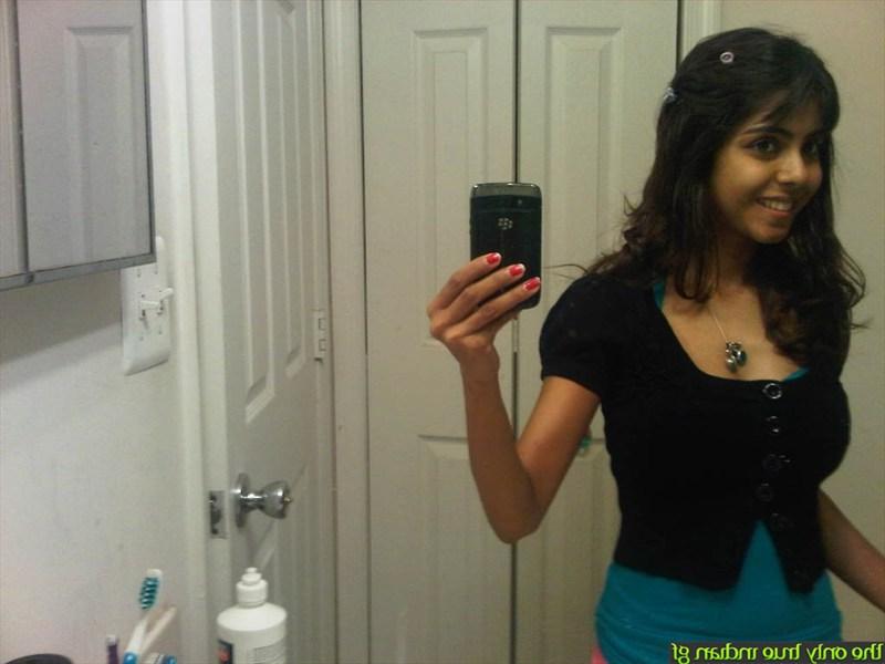 10P Симпатичная индийская девушка обнажает свои красивые сиськи, фотографируя себя перед зеркалом