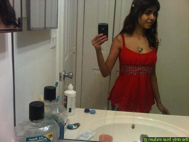 10P Симпатичная индийская девушка обнажает свои красивые сиськи, фотографируя себя перед зеркалом