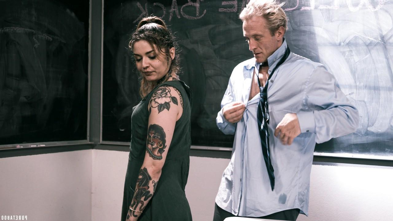 20P La sexy latina Vanessa Vega hace garganta profunda y folla la polla de su profesor