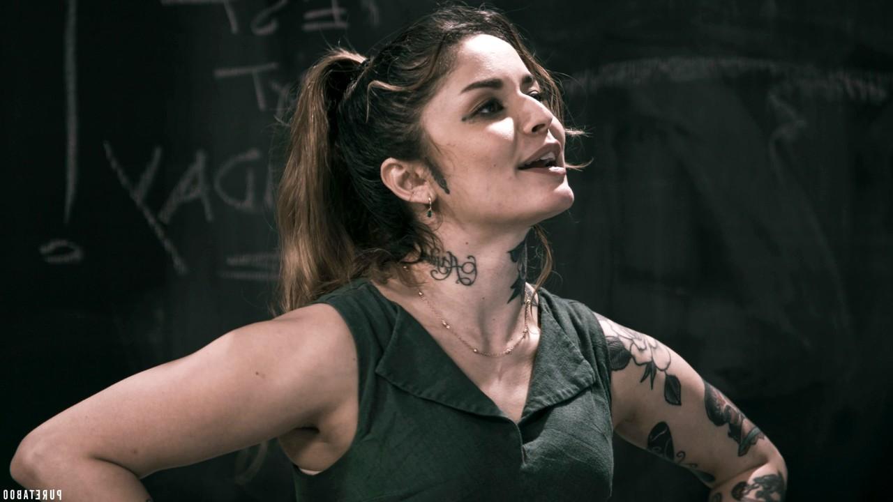 20P La sexy latina Vanessa Vega hace garganta profunda y folla la polla de su profesor