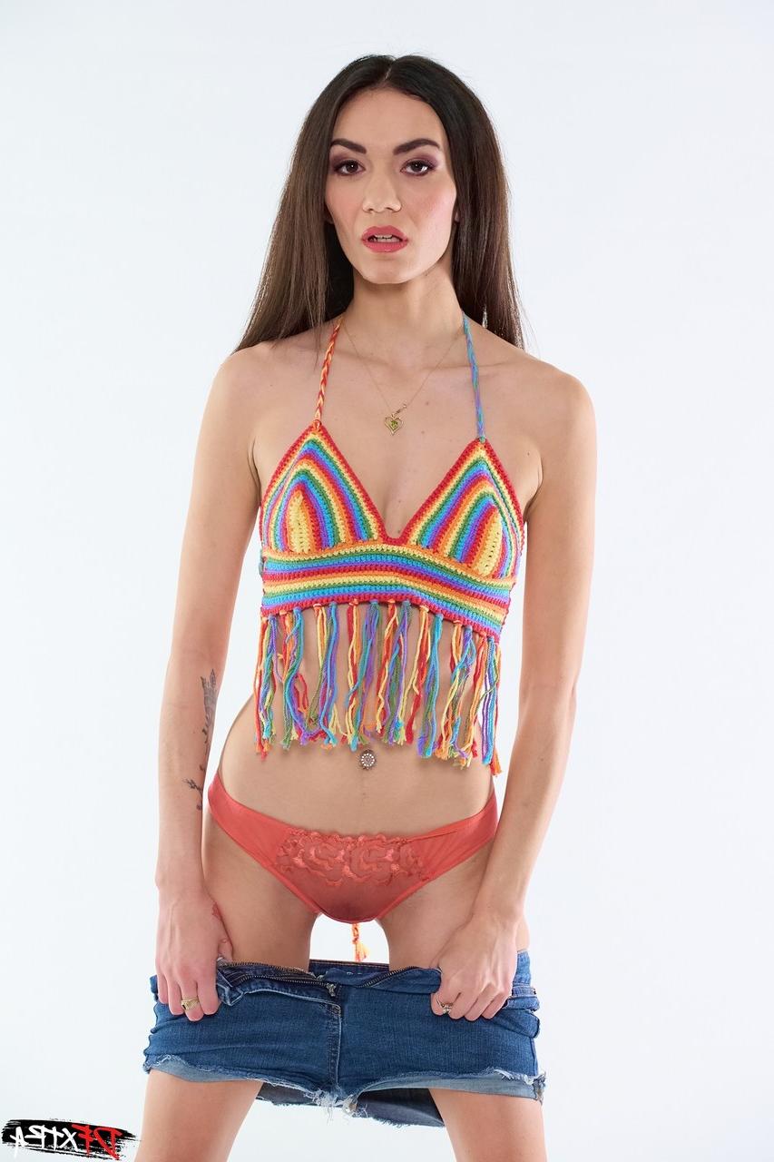 20P A gata sexy Sawyer Cassidy cavalga um grande galo negro satisfatório depois de chupá-lo