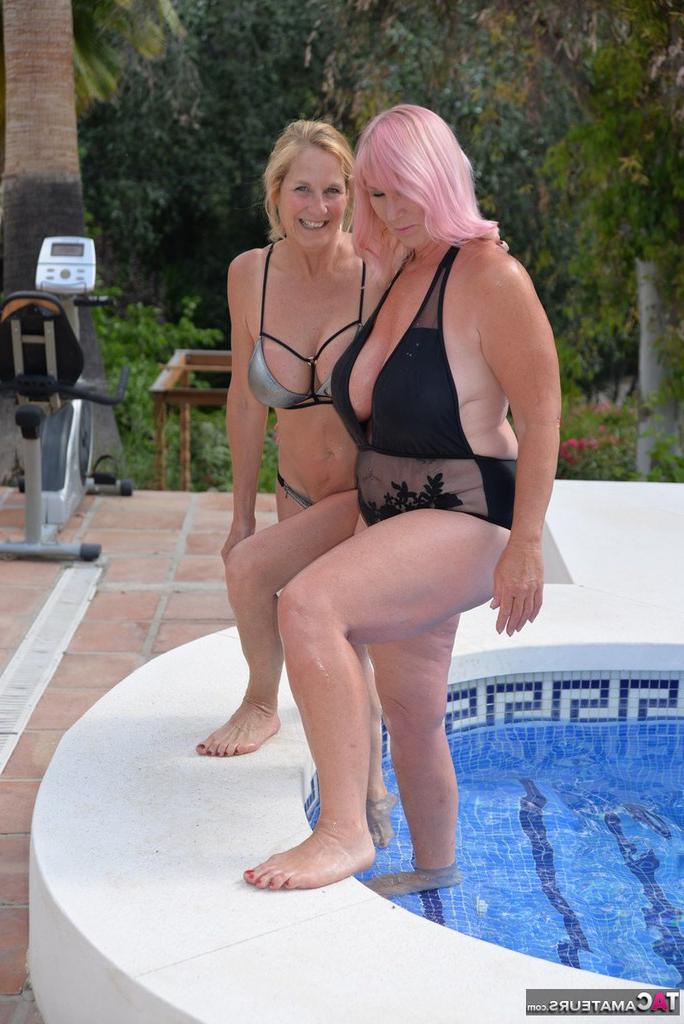 20P Mulheres loiras maduras brincam em uma piscina com seus trajes de banho