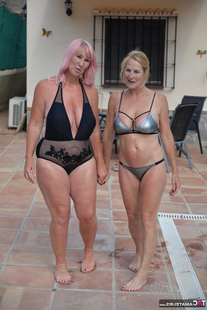 20P Mulheres loiras maduras brincam em uma piscina com seus trajes de banho