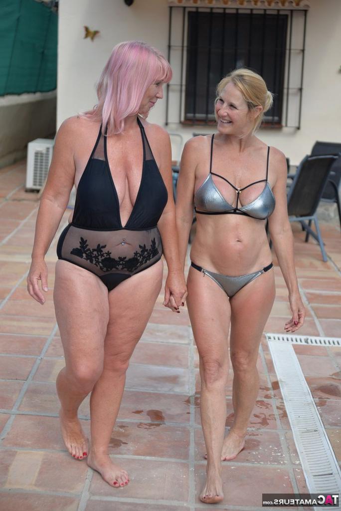 20P Mulheres loiras maduras brincam em uma piscina com seus trajes de banho