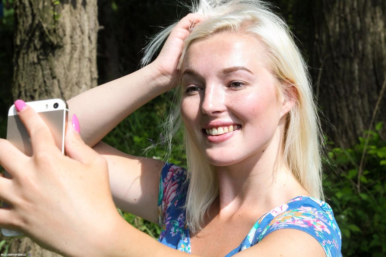20P La jeune européenne Lovita Fate expose ses seins et se frotte la chatte en plein air.
