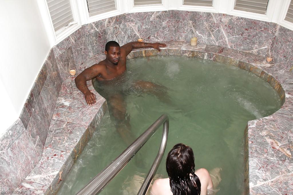 16P Die nackte Jodi Taylor nimmt in einem Top-Interracial einen nassen schwarzen Schwanz in die Kehle