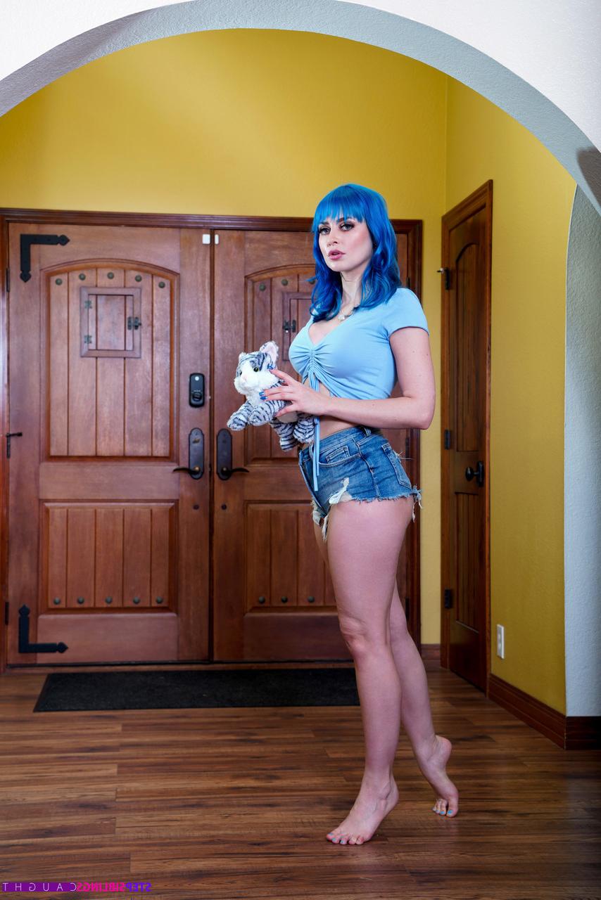 20P Blue-haired kitty Jewelz Blu seduces her cute stepbrother & humps his rod