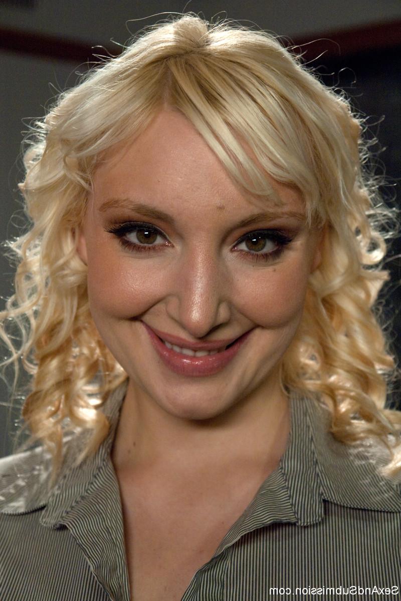 20P Jagger Jordan, enseignante blonde et occupée, montre son profond décolleté en classe.