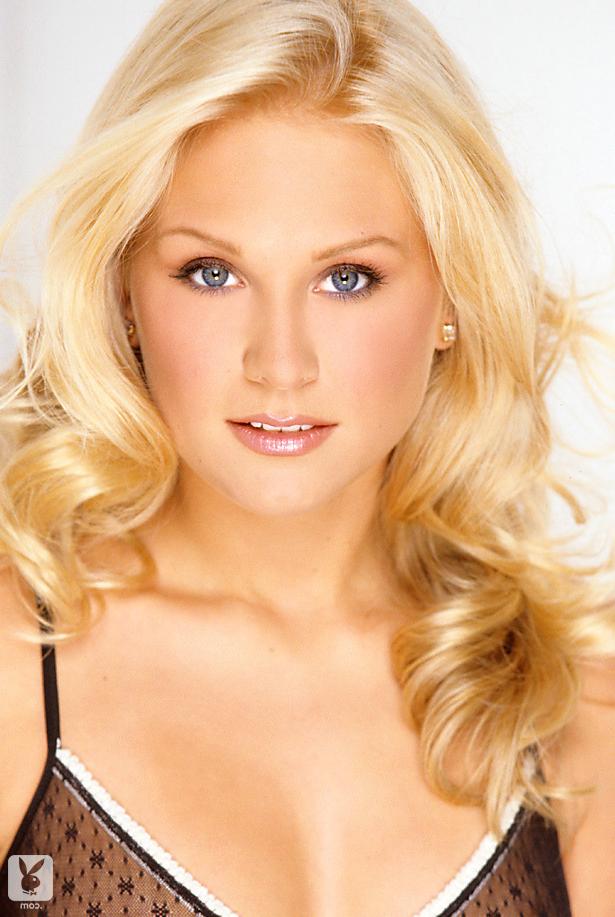 15P La rubia katie jones en lencería negra desnuda sus tetas naturales en solitario