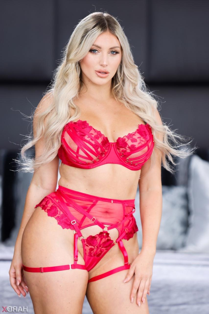 15P As loiras sexy Kayley Gunner e Ella Reese praticam línguas vestidas durante um sexo a 3
