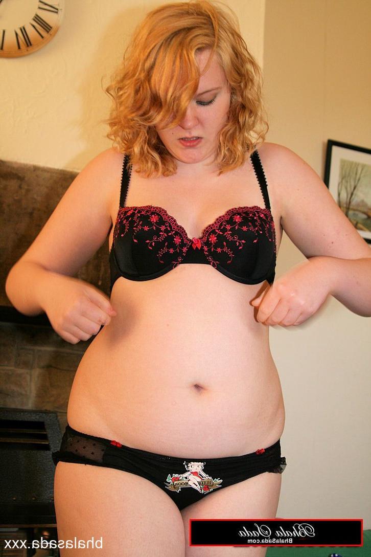15P Die mollige Amateur-MILF Bhala Sada zieht ihre süßen Dessous an und posiert