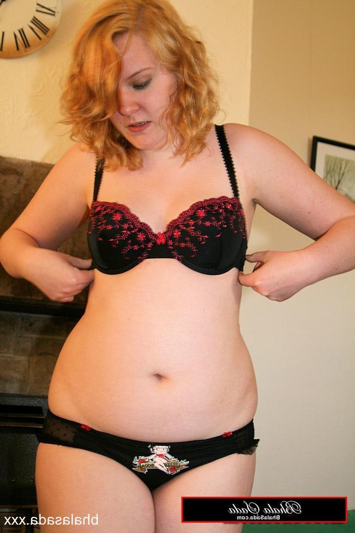 15P Die mollige Amateur-MILF Bhala Sada zieht ihre süßen Dessous an und posiert