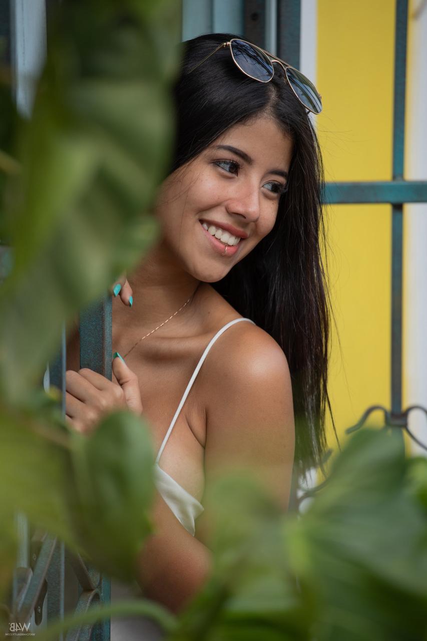 20P La guapa latina con tatuaje en la pierna Iris Lucky presenta sus grandes tetas y se masturba
