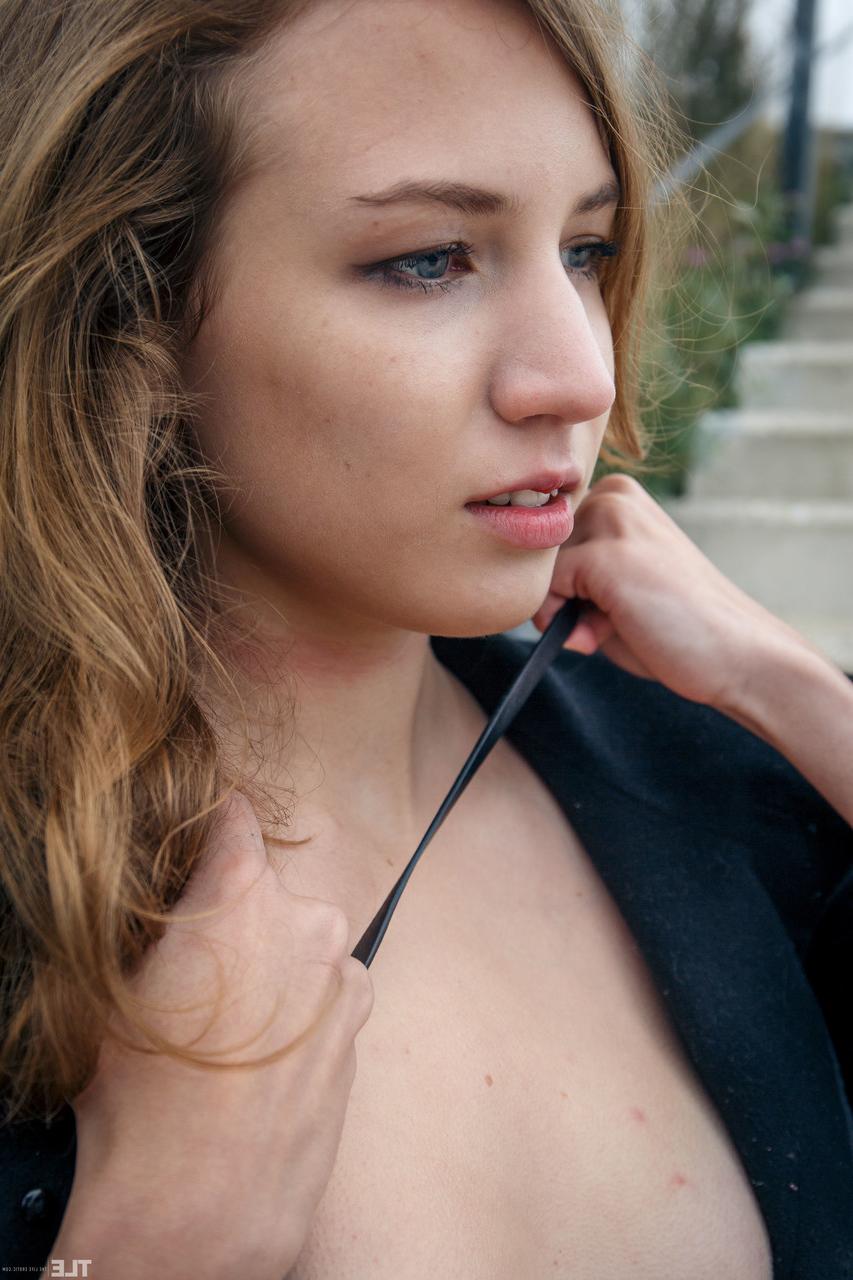 20P La jeune excitée Amanda R se déshabille et se masturbe sans vergogne en public.