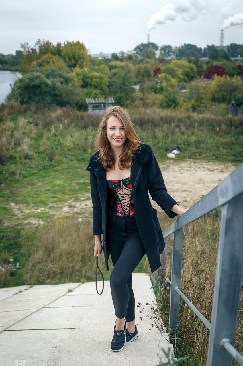 20P La jeune excitée Amanda R se déshabille et se masturbe sans vergogne en public.