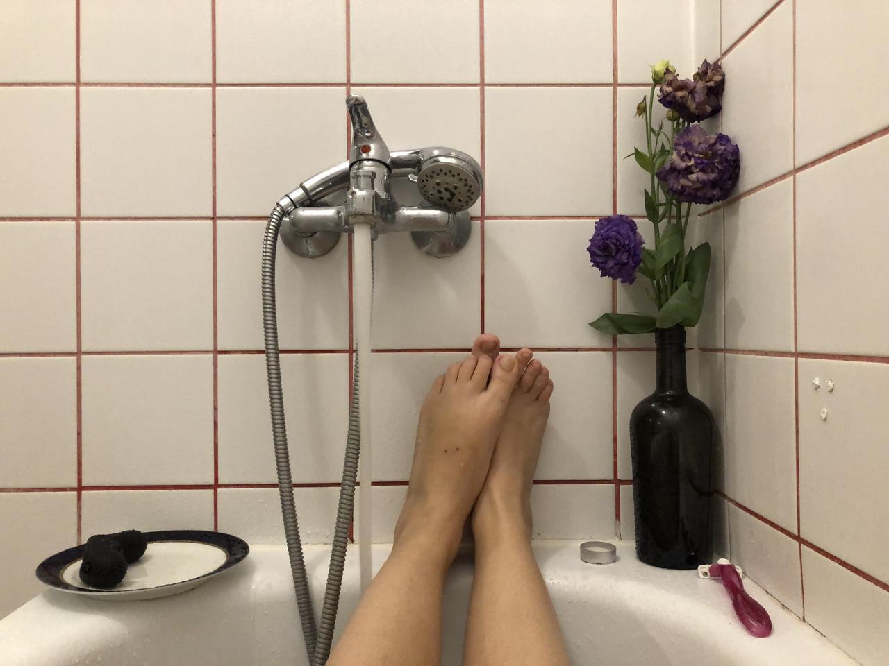 20P Nena amateur sexy se desnuda completamente y juega con su coño caliente