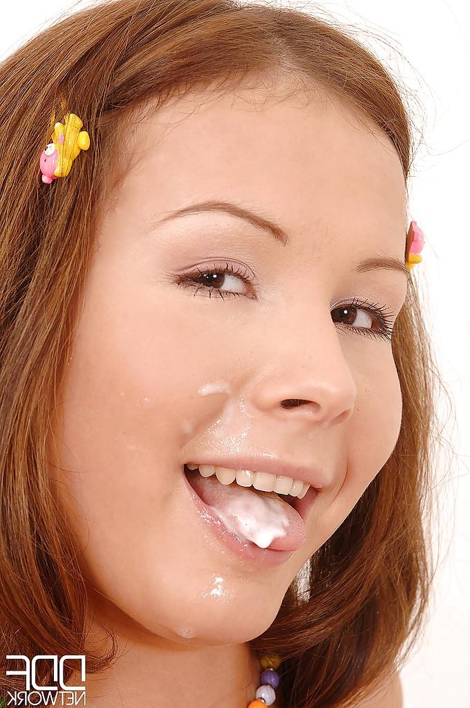 16P Tiny Euro adolescente julho se masturbando e chupando pau enquanto come uma buceta em 69