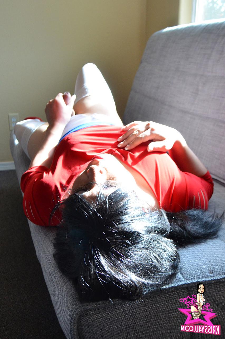 16P Seductora transexual asiática posa con su traje sexy y juega con su polla