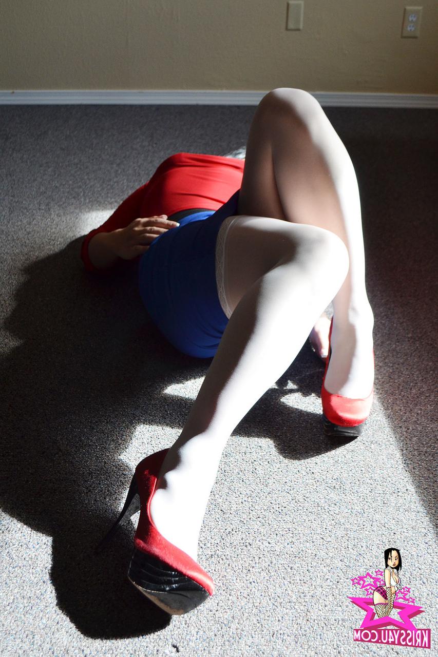 16P Seductora transexual asiática posa con su traje sexy y juega con su polla