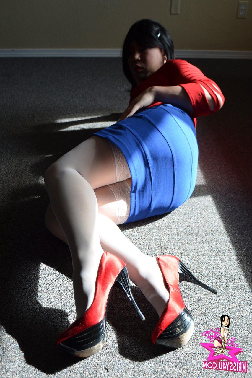 16P Seductora transexual asiática posa con su traje sexy y juega con su polla