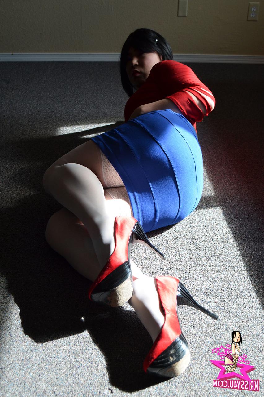 16P Seductora transexual asiática posa con su traje sexy y juega con su polla
