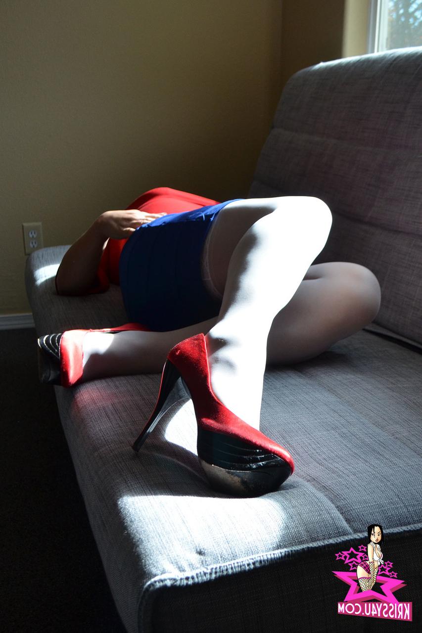16P Seductora transexual asiática posa con su traje sexy y juega con su polla