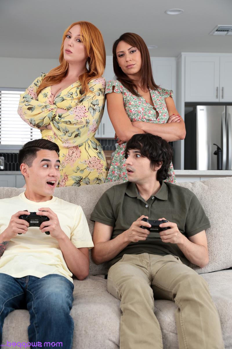 16P Lauren Phillips & Cassie Del Isla have group sex with gamer boys