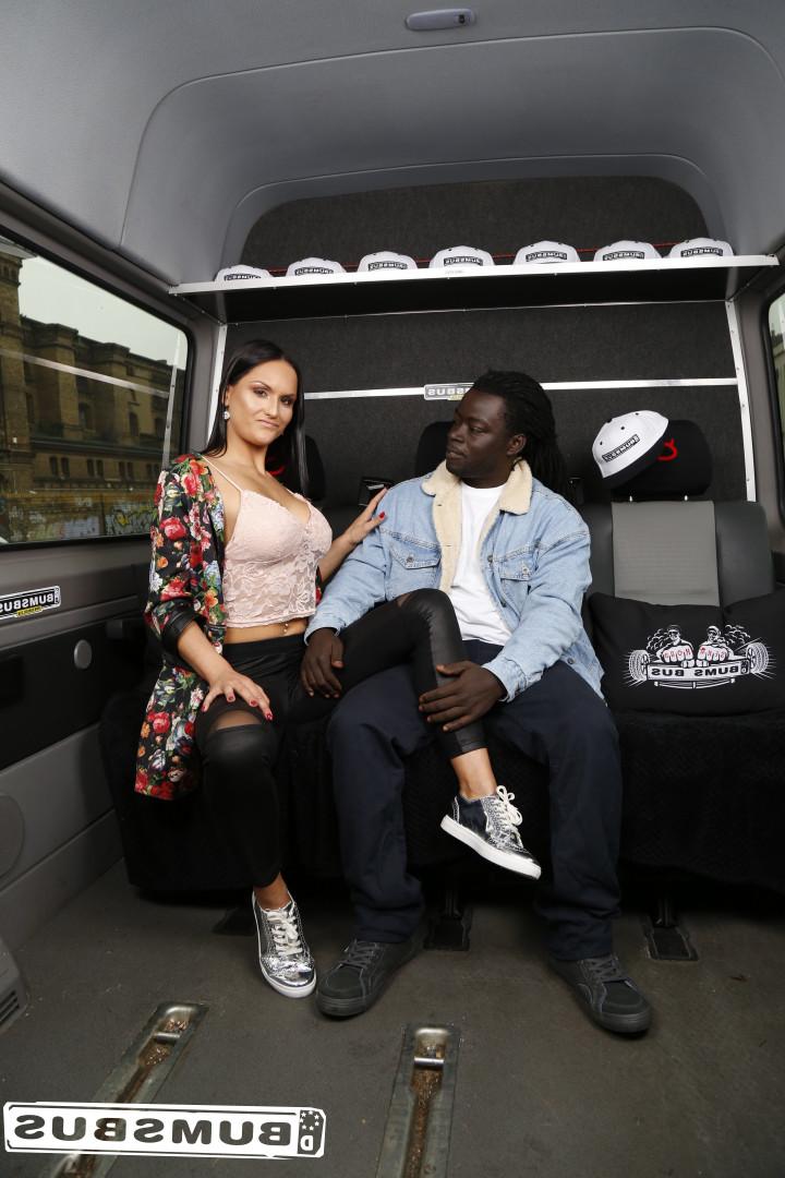 17P Die brünette Schlampe Barbara Bieber fickt einen großen schwarzen Schwanz in einem Umzugswagen
