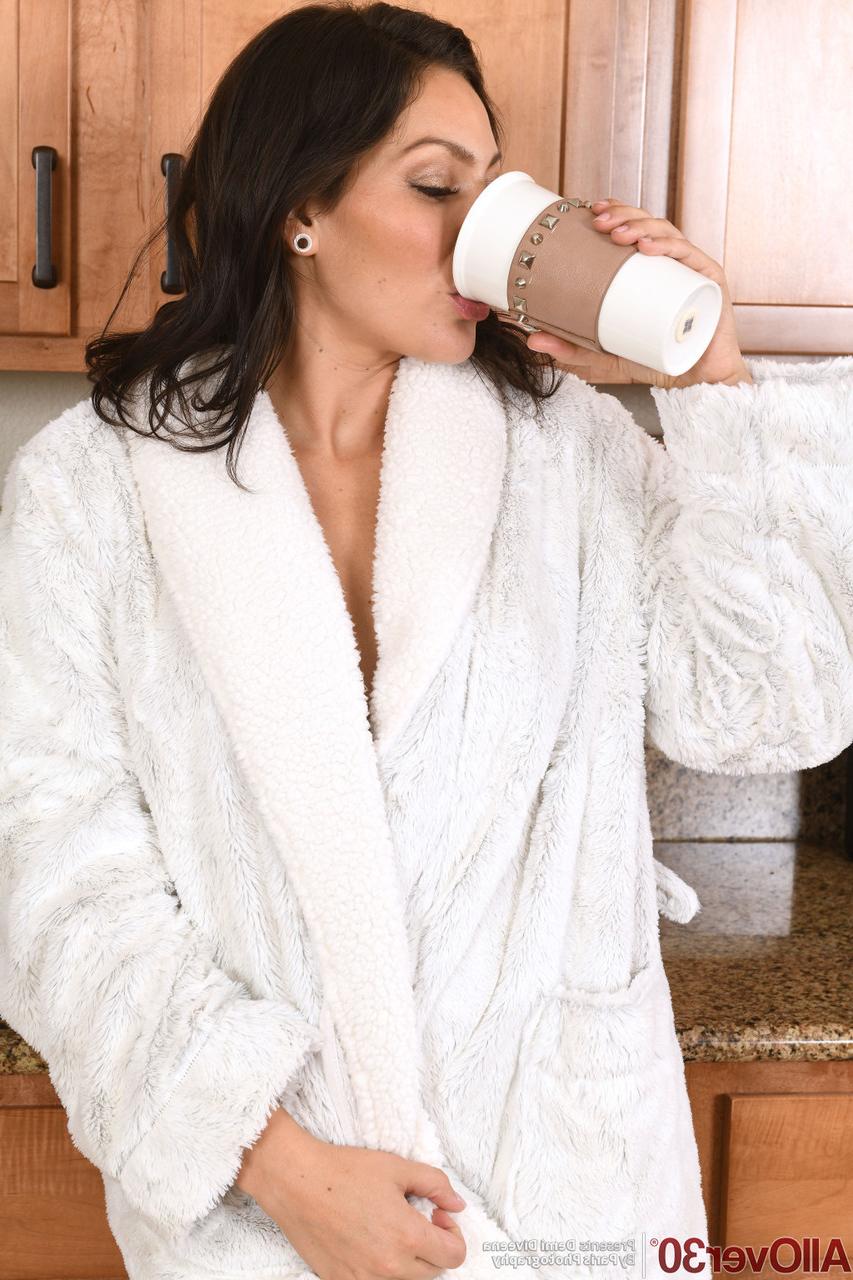 16P La MILF brune Demi Diveena se met totalement nue autour d'une tasse de café.