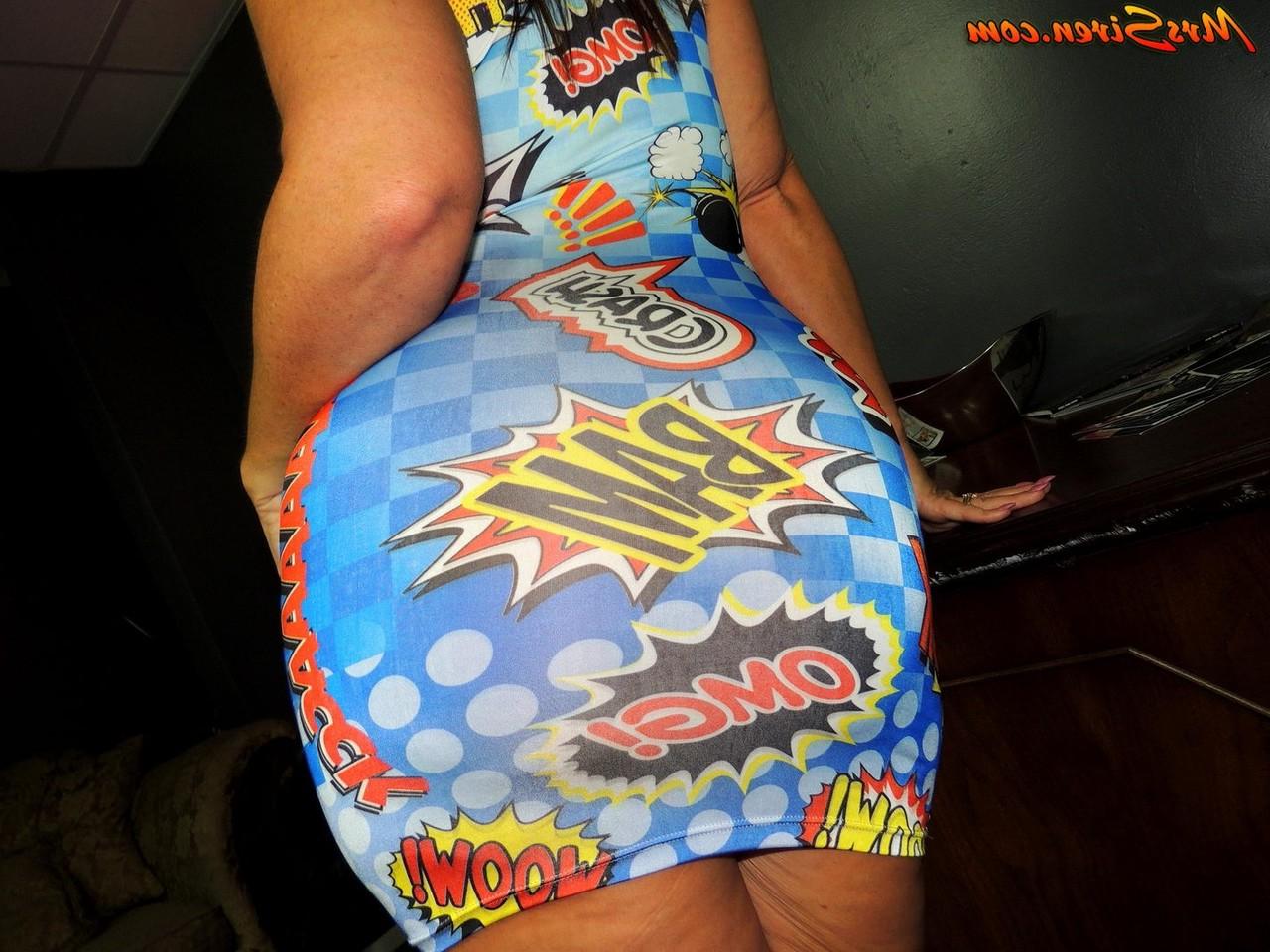 17P A loira com excesso de peso Dee Siren trabalha seus peitos grandes e bunda livre de um vestido