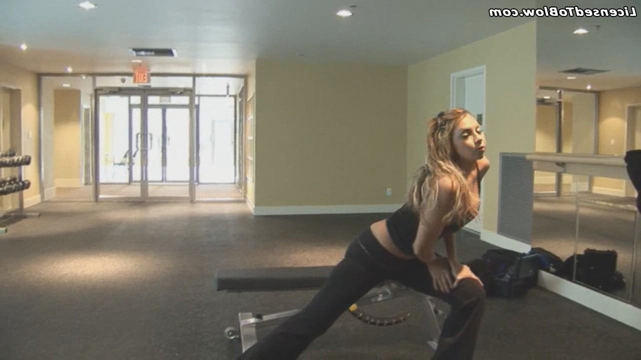 20P Fumar loira gostosa Betty Spanxxx dá um BJ incrível após o exercício
