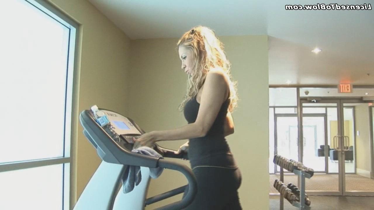 20P Fumar loira gostosa Betty Spanxxx dá um BJ incrível após o exercício