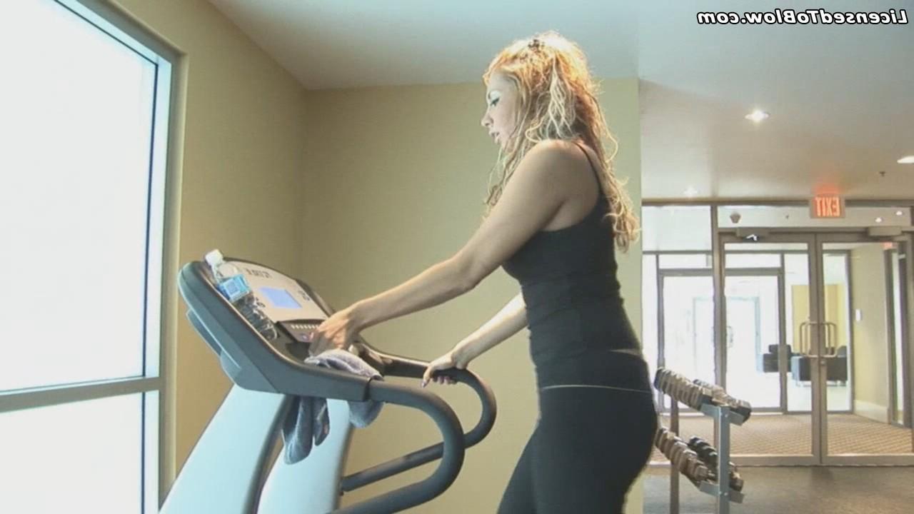 20P Fumar loira gostosa Betty Spanxxx dá um BJ incrível após o exercício