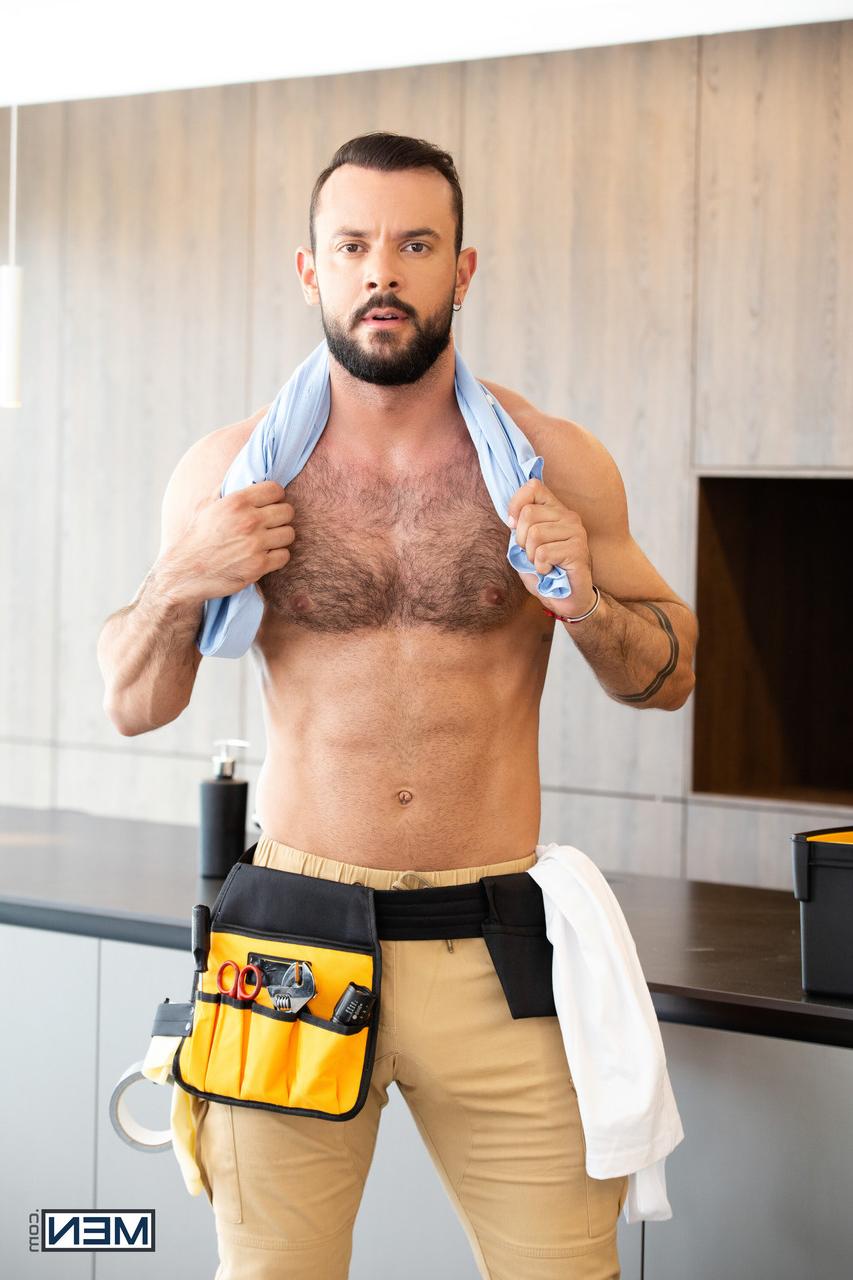 20P Muscular plumber Sir Peter seduces and fucks gay hottie Pol Prince