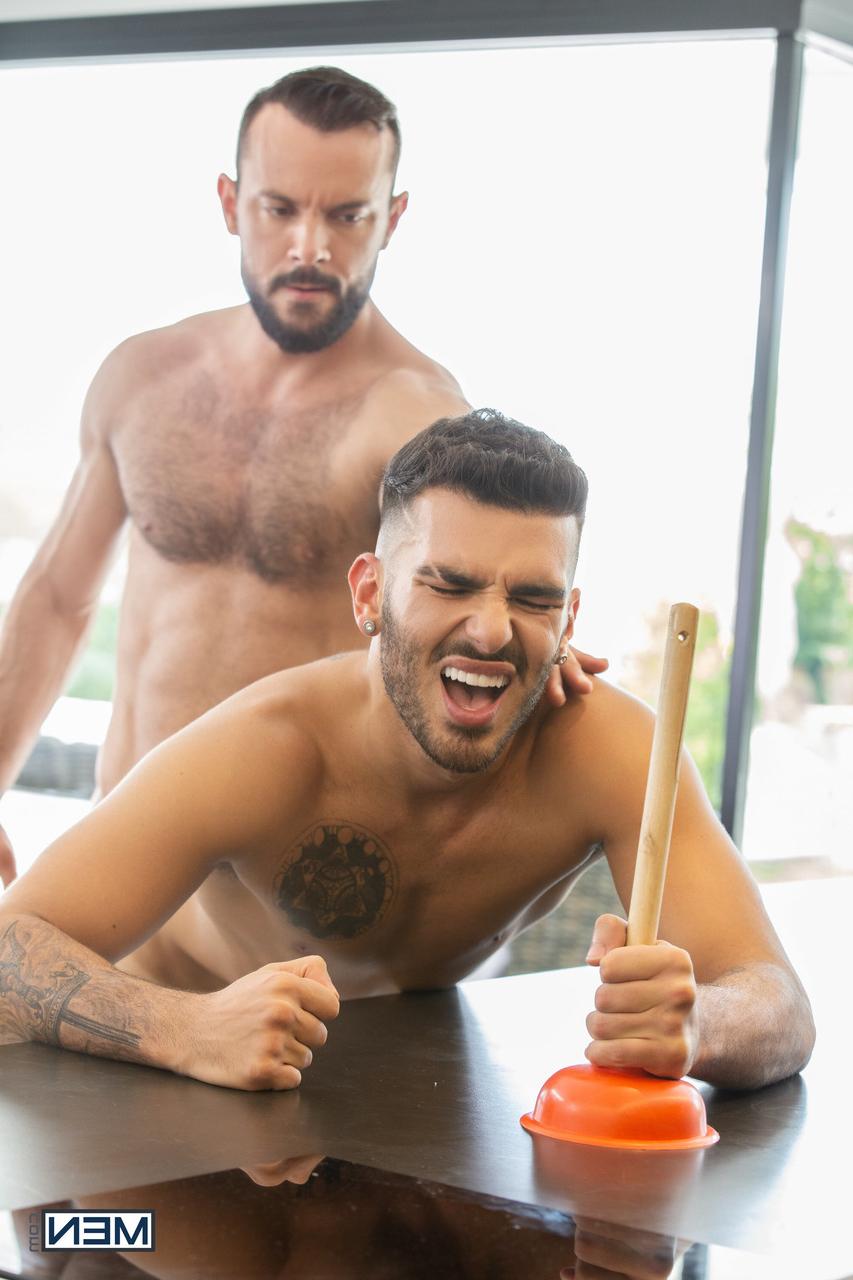 20P Muscular plumber Sir Peter seduces and fucks gay hottie Pol Prince