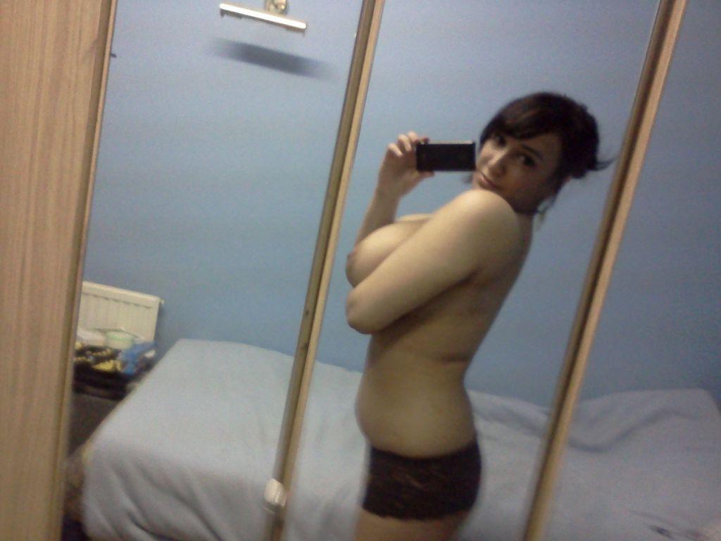 10P BBW indiana tira fotos no espelho enquanto mostra seus seios enormes