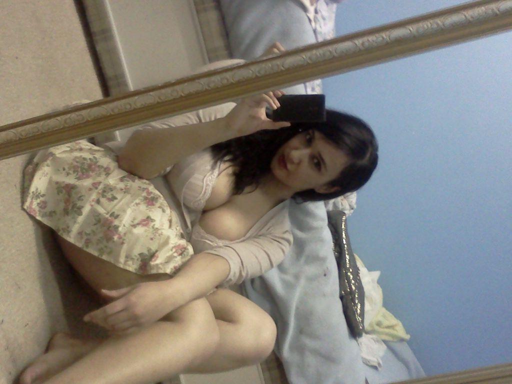 10P BBW indiana tira fotos no espelho enquanto mostra seus seios enormes