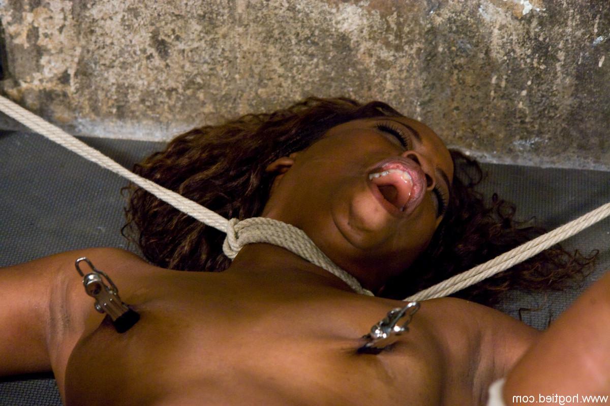 20P Nua ébano MILF Monique é punida com um vibrador em cativeiro por corda