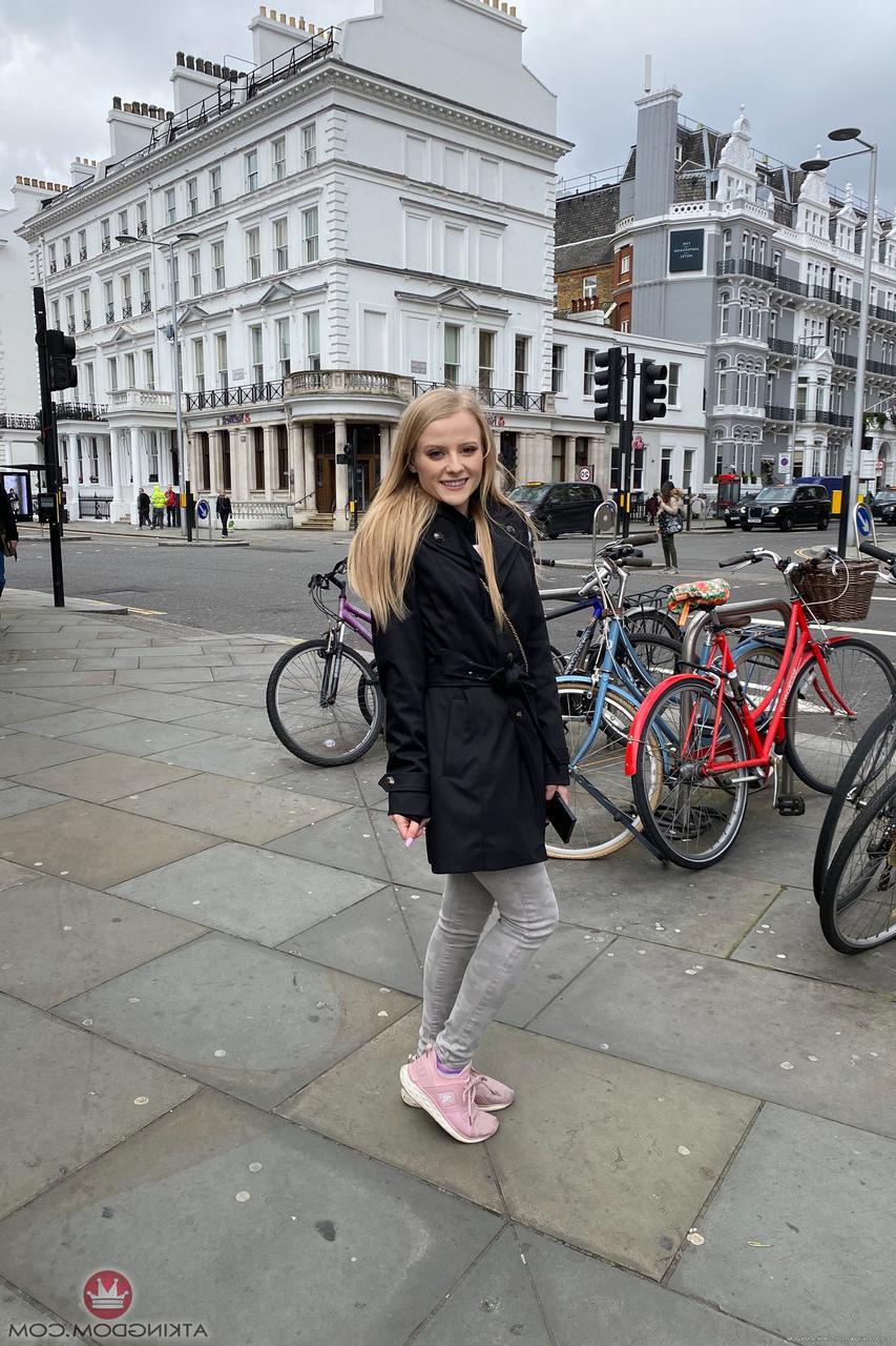 20P Der süße blonde Teenager Paris White spreizt ihre Beine und spielt mit ihrer Möse