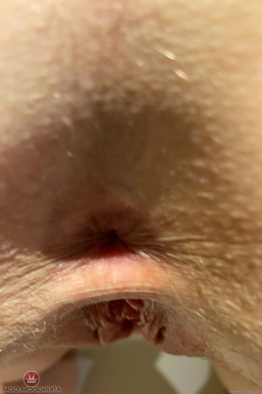 20P Der süße blonde Teenager Paris White spreizt ihre Beine und spielt mit ihrer Möse